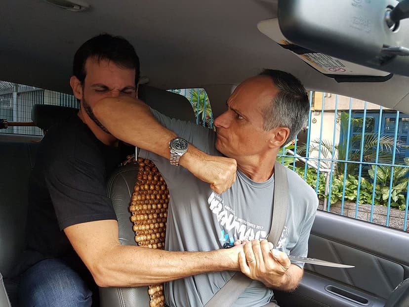 Defesa dentro do carro