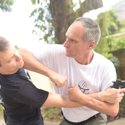 Mestre Kobi demonstrando técnica de auto-defesa