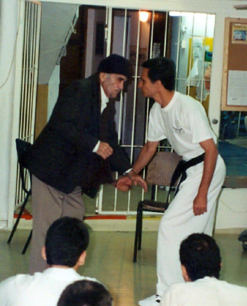 Mestre Kobi demonstrando técnica de auto-defesa