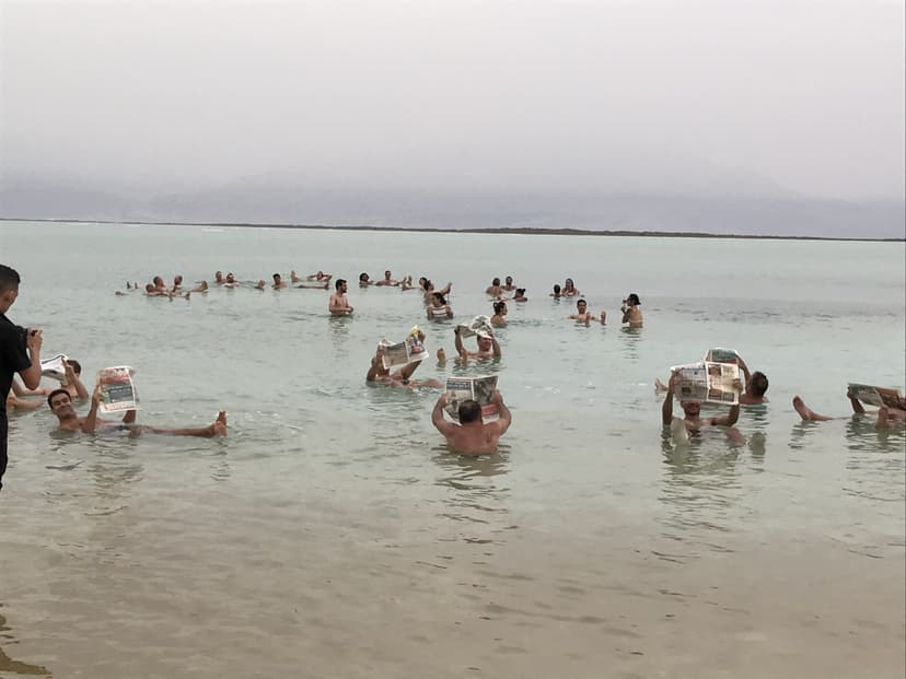 Mar Morto - Ponto mais baixo da Terra, onde a alta salinidade da água permite a flutuação das pessoas